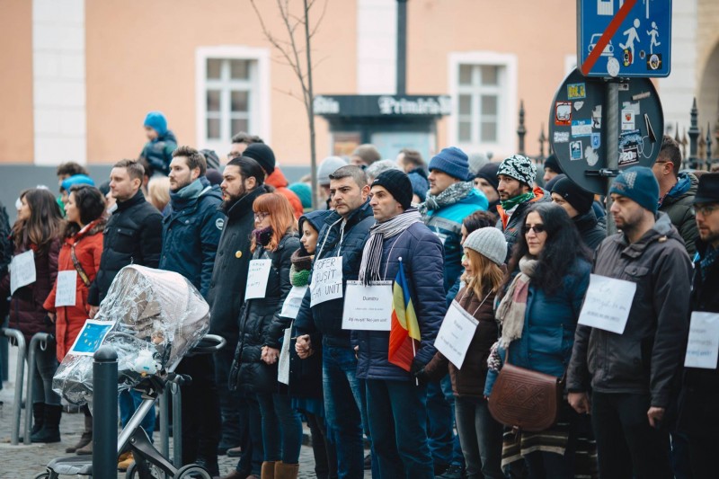250 de protestatari prezenţi la un flashmob în faţa sediului PSD Sibiu