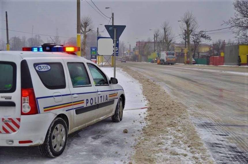 Bărbat care a avariat maşina Poliţiei care-l urmărea, reţinut