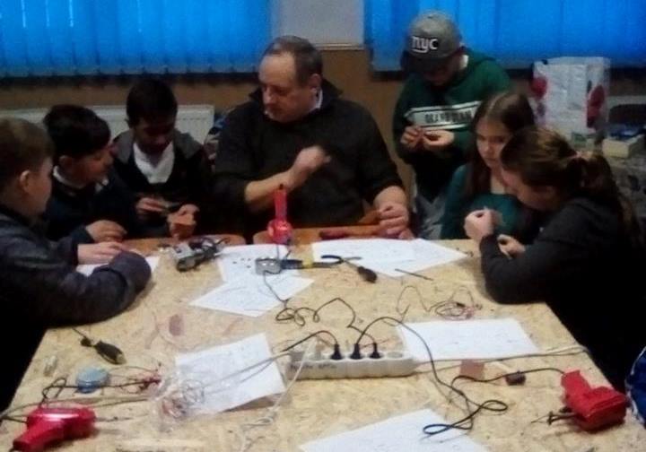 Elevii din comuna Râciu învață de la profesori să devină radioamatori
