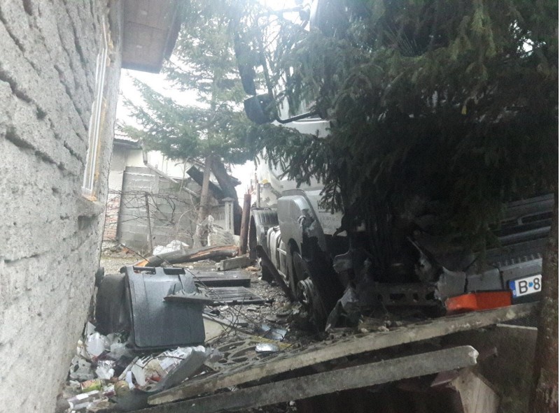 UPDATE O cisternă cu benzină a intrat într-un gard din Zărneşti | 40 de persoane evacuate din locuinţe