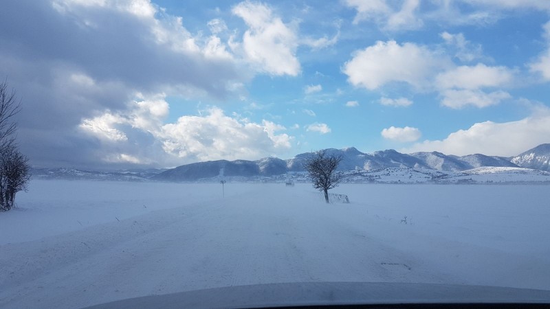 Pe mai multe drumuri din zonele aflate sub avertizări de viscol şi ninsoare se circulă în condiţii de iarnă, unele fiind închise