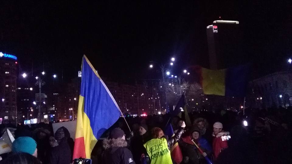 UPDATE: Protestul din Piaţa Victoriei s-a încheiat cu o Horă a Unirii