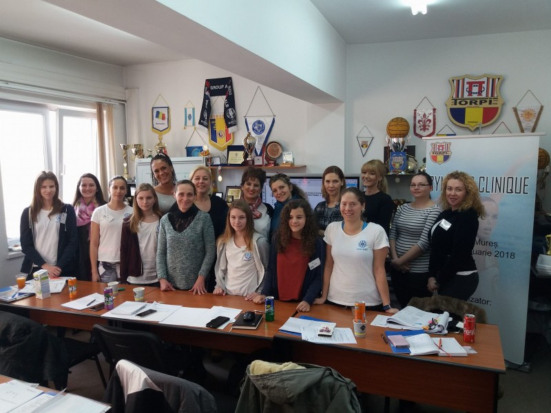 Tg.Mureș a găzduit primul curs pentru antrenorii de înot sincron din România