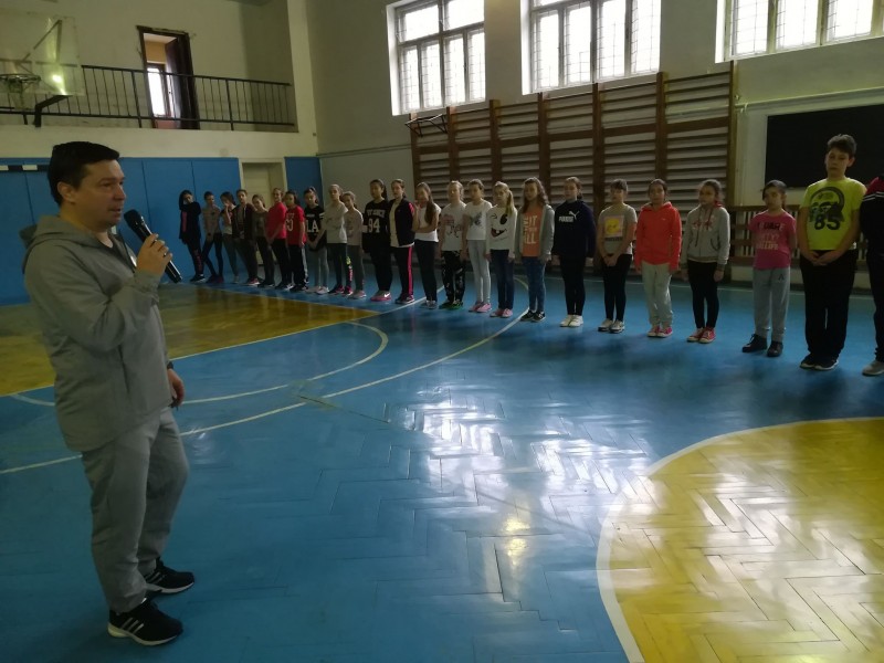 Campioni sportivi mureșeni se întâlnesc cu elevii la o oră specială de sport Campioni sportivi mureșeni se întâlnesc cu elevii la o oră specială de sport