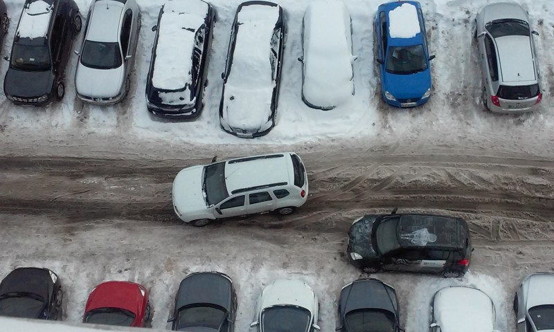 La Brașov s-au deszăpezit bulevardele și străzile principale, dar utilajele nu au intrat pe multe străzi din interiorul cartierelor