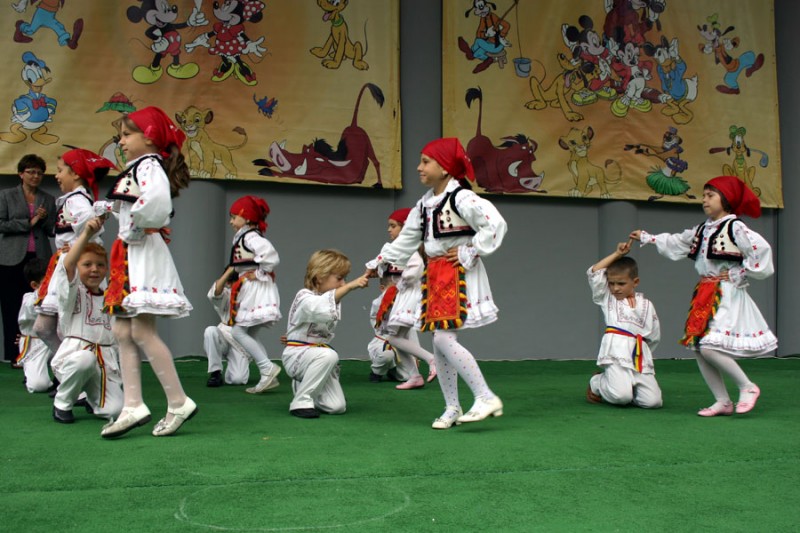 Dansul popular practicat de la vârstă fragedă îi formează pe copii