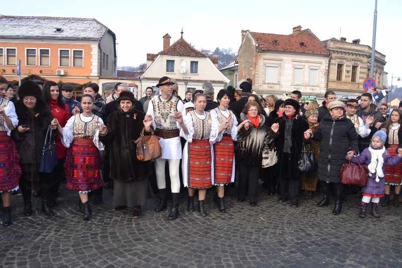 La Brașov oamenii s-au prins în Hora Bucuriei