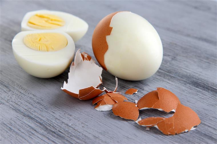 Nutriţioniştii ne recomandă să consumăm ouăle cu tot cu coajă