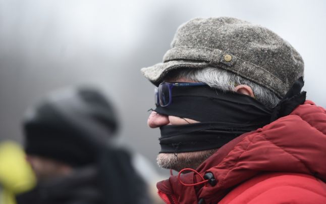 Aproximativ 100 de persoane au participat, azi, la un protest mut, cu spatele către clădirea Guvernului