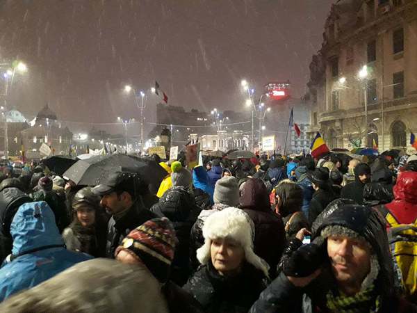 Zeci de mii de oameni au protestat, aseară, în Bucureşti şi în marile oraşe ale ţării