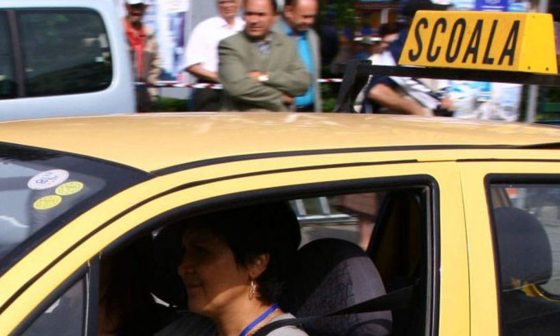 La Târnăveni, în loc să se dea examen auto, instructorii și candidații au protestat