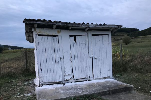În județul Brașov sunt 62 de unități de învățământ, care au grupurile sanitare în exterior