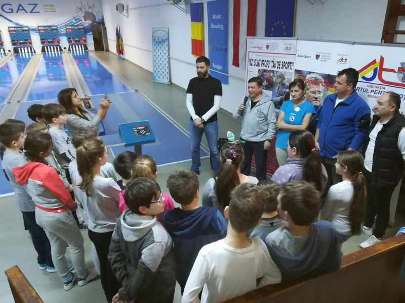 Oră de sport la sala de popice