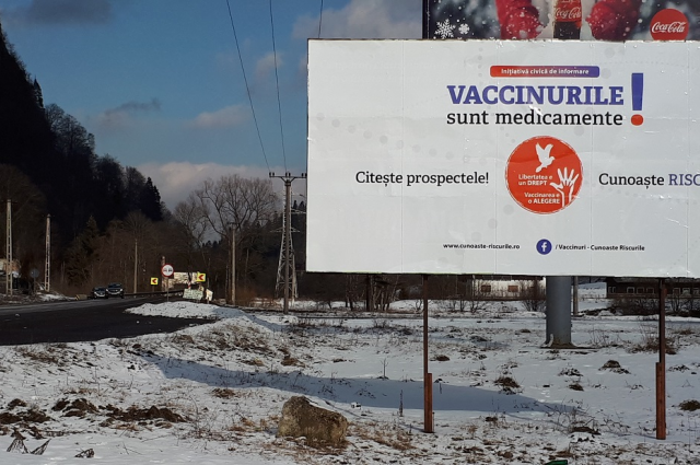 Prefectura Brașov, reacție după ce un nou panou publicitar, care face referire la vaccinare, a apărut în județ