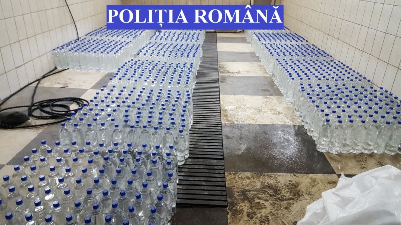 Sute de litri de alcool ridicați de polițiștii din Mureș după 4 percheziții