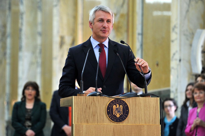 Ministerul Finanţelor a pus în dezbatere publică, astăzi, actul normativ prin care se va soluţiona scăderea salariilor din anumite domenii ca urmare a trecerii contribuţiilor de la angajator la angajat