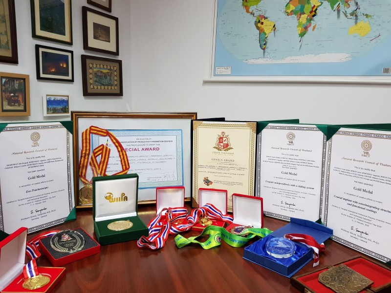 Studenţii de la Universitatea Politehnică din Bucureşti, premiați la Târgul Internaţional de Invenţii de la Bangkok Studenţii de la Universitatea Politehnică din Bucureşti, premiați la Târgul Internaţional de Invenţii de la Bangkok