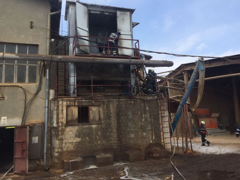 UPTATE Incendiul de la fabrica din Reghin a fost localizat și lichidat