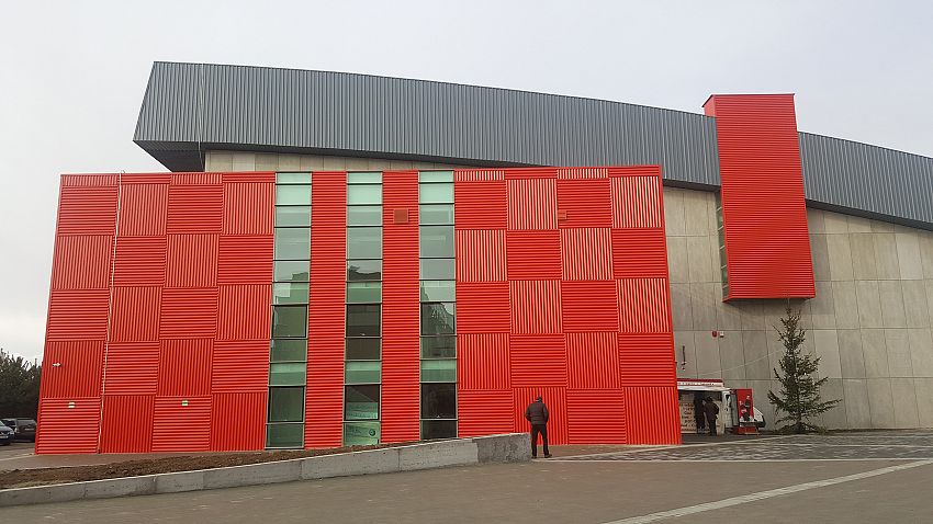 Patinoarul acoperit din Târgu Secuiesc, inaugurat oficial săptămâna viitoare