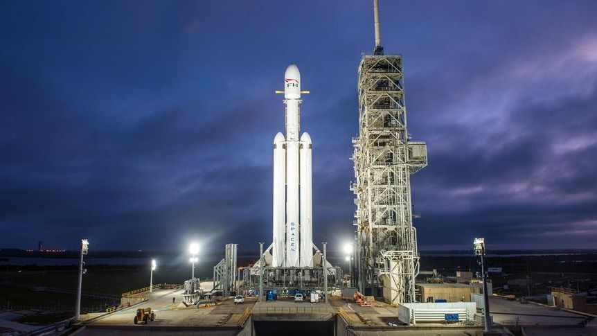 Compania americană SpaceX se pregateşte să lanseze cea mai puternică rachetă din lume