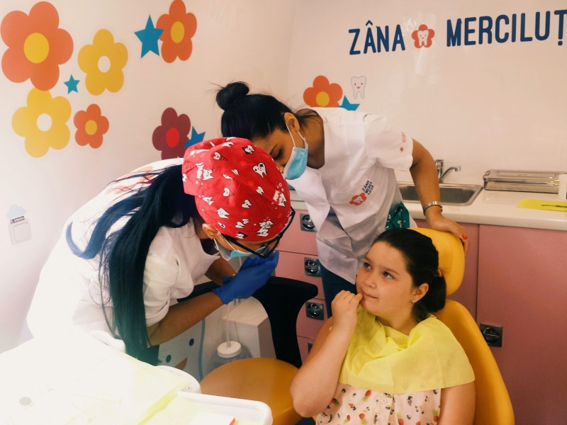 ”Zâna Merciluță” se pregătește să ajungă la copiii săraci pentru un control dentar
