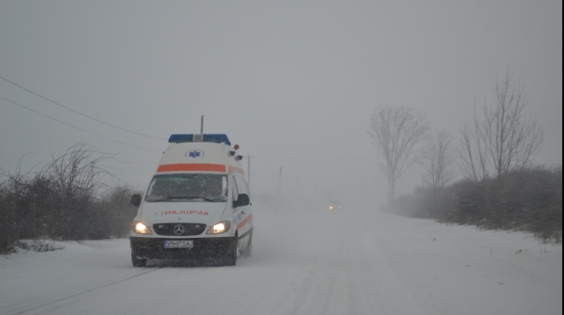 O ambulanţă cu doi copii a rămas înzăpezită pe DN 22 Tulcea-Constanţa O ambulanţă cu doi copii a rămas înzăpezită pe DN 22 Tulcea-Constanţa