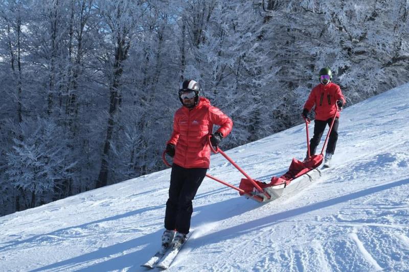 Cei şapte schiori care au rămas blocaţi ieri după amiază în masivul Bucegi au fost coborâţi în siguranţă de pe munte