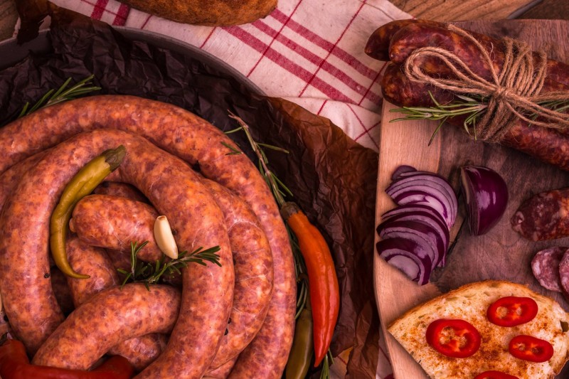 Concurs de făcut cârnaţi, demonstraţii culinare şi expoziţii de slănini şi brânzeturi maturate la Sibiu
