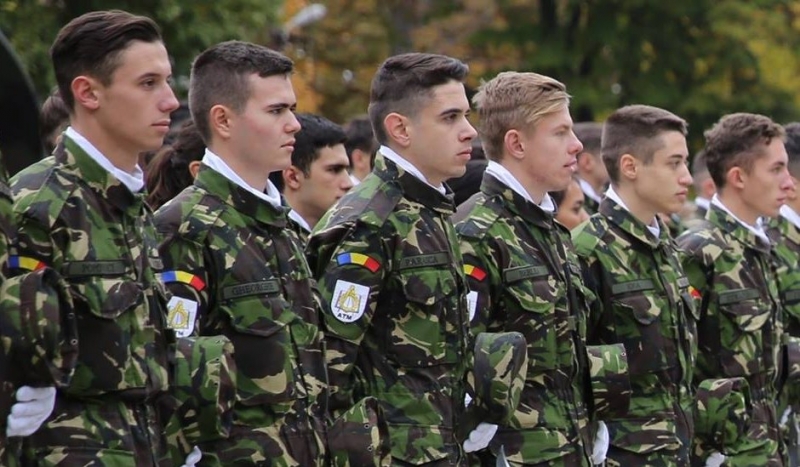 Centrul Militar Zonal Brașov recrutează tineri pentru cariera militară