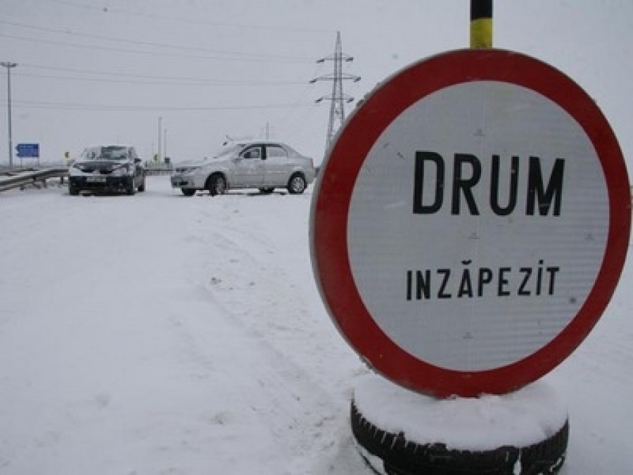 DJ 132 A, între Mărtiniş şi Mereşti, județul Harghita, blocat de troiene de peste 2 metri