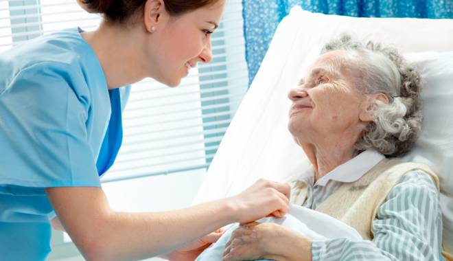 Sute de bolnavi ar putea rămâne fără îngrijirea la domiciliu oferită de Asociația Caritas