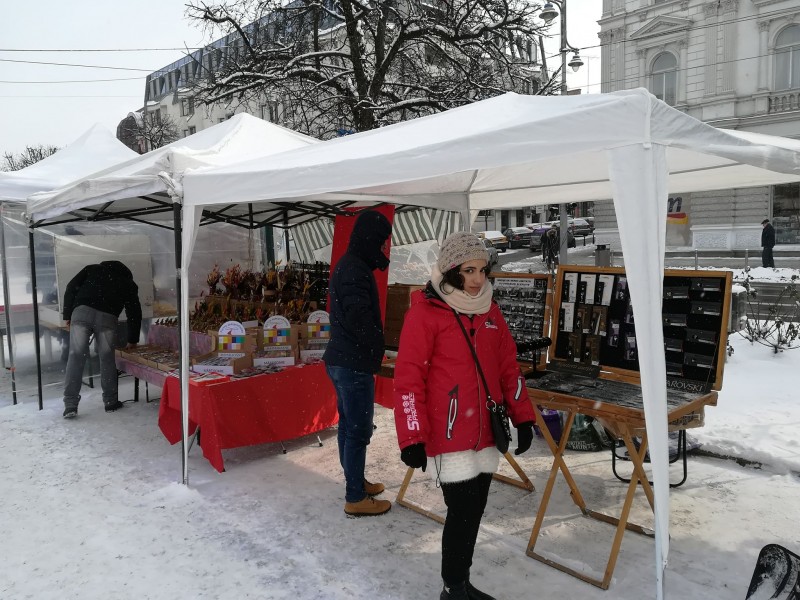 La Tîrgu Mureș, frigul ține clienții departe de tarabele cu mărțișoare