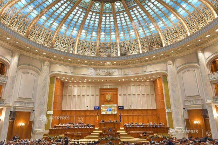 Moţiunea de cenzură ar urma să fie depusă azi în Parlament