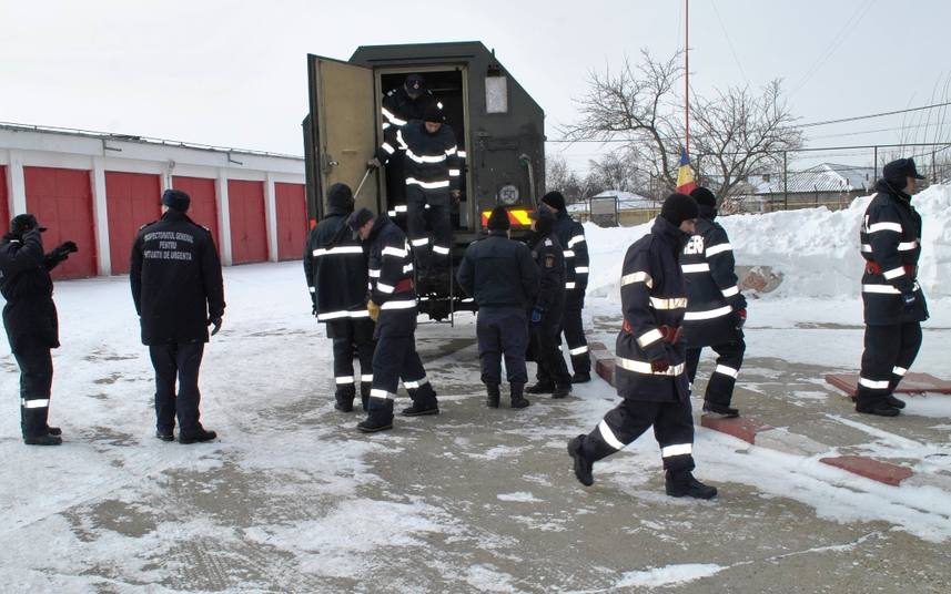Peste 800 de pompieri militari, pregătiţi să intervină în judeţele cu vreme nefavorabilă