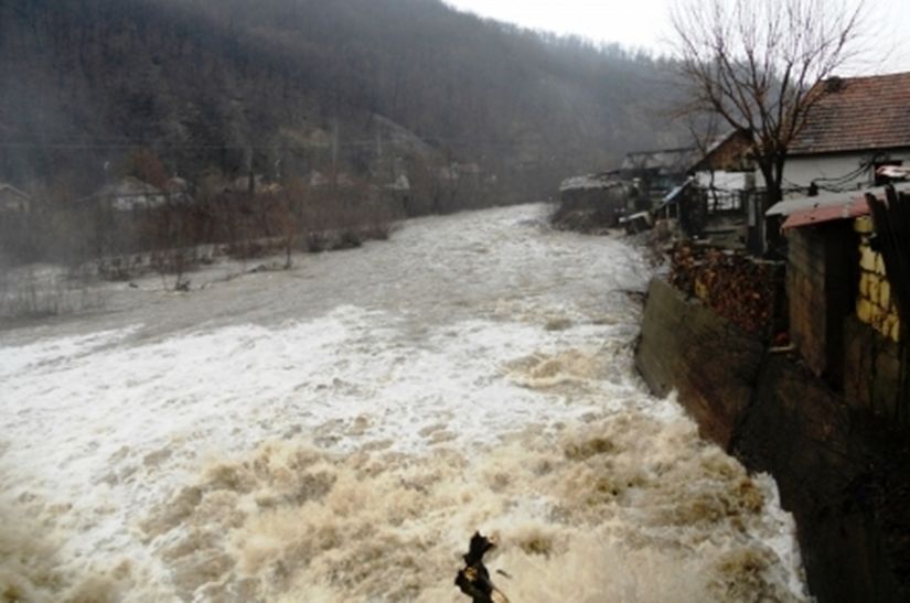 Cod portocaliu de inundaţii pe râuri din 11 judeţe, de azi până luni