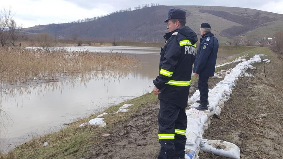 Breşă controlată în digul pârâului Cormoş pentru evacuarea apei din zona inundată
