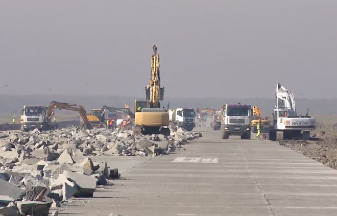 S-au reluat lucrările de refacere a pistei Aeroportului Transilvania