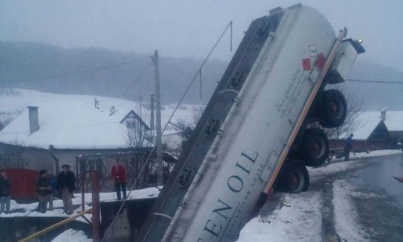 Peste 5.000 de litri de motorină, care au ajuns în pârâul Nadeş, au fost colectaţi de angajaţii Apelor Române