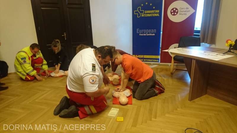 Unic în România: manechine şi defibrilatoare de prim ajutor pentru liceele din Târgu Mureş