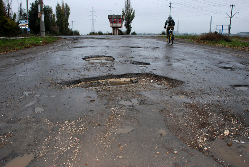 Pentru a se astupa gropile de pe drumurile naţionale ar trebui 4 miliarde de euro, susține Ministrul Transporturilor