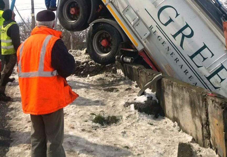 Circulaţie rutieră oprită începând cu ora 13 pe DN 13, în localitatea Chendu din judeţul Mureş