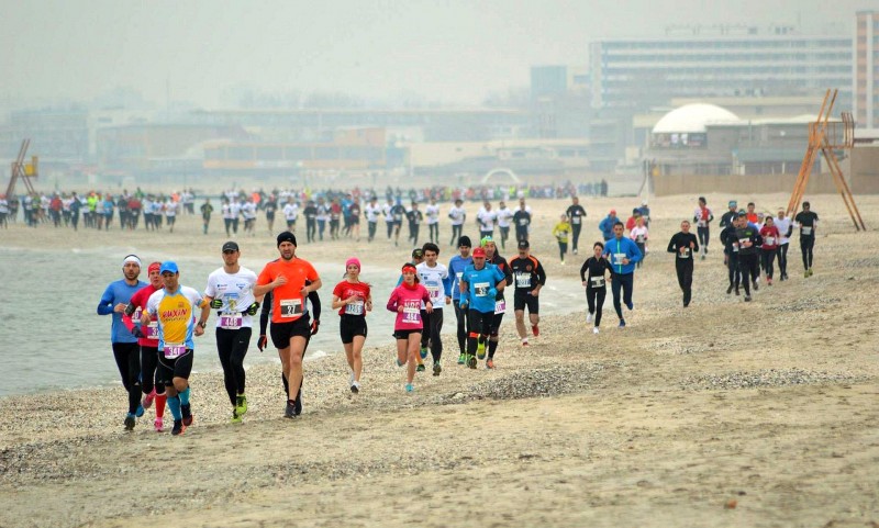 Peste 1000 de alergători vor purta tricolorul la Maratonul Nisipului Peste 1000 de alergători vor purta tricolorul la Maratonul Nisipului