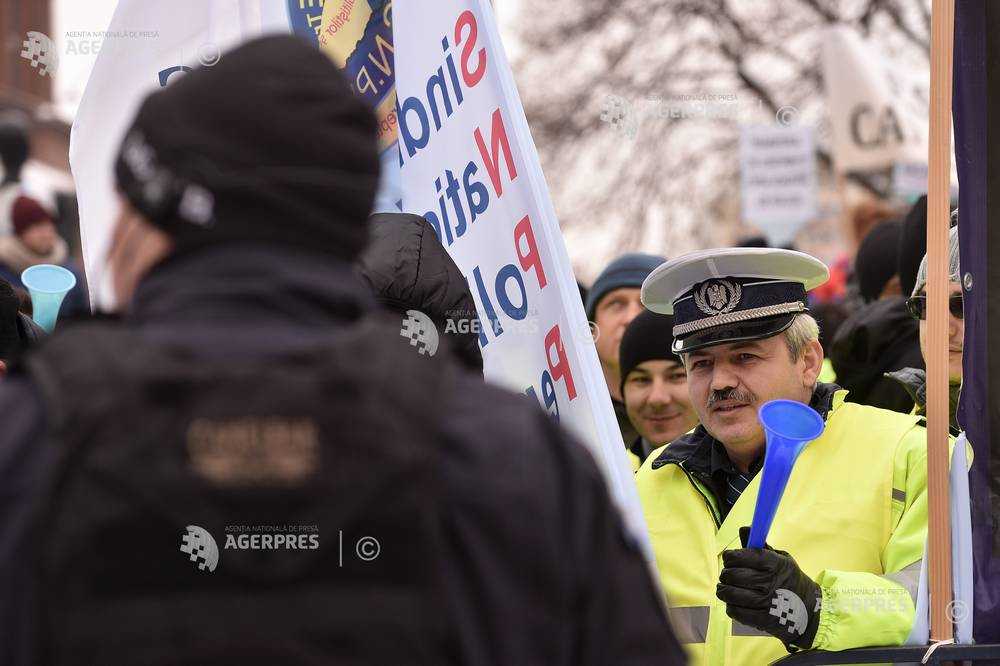 Polițiștii pichetează sediul Ministerului de Interne