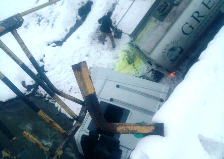 Trafic oprit pe DN 13, după ce o autocisternă s-a răsturnat în afara părţii carosabile