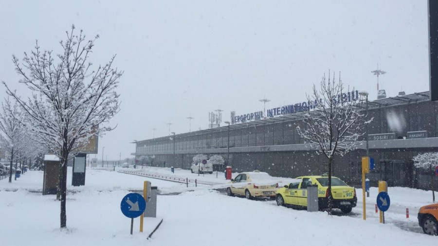 Sibiu: Patru curse aeriene, decalate din cauza ninsorii