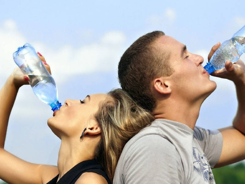 Consumul apei îmbuteliate poate avea consecinţe grave