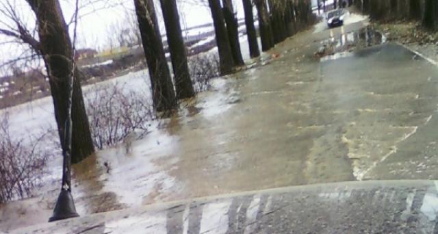 Circulaţie îngreunată pe DN 11 B din cauza unor torenţi care traversează carosabilul