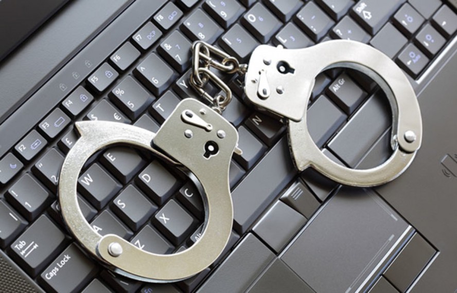 Zeci de percheziţii au loc în România şi Italia, într-un dosar care vizează infracţiuni informatice
