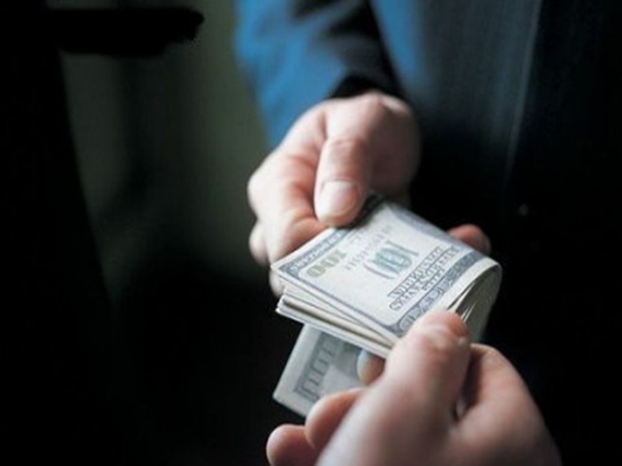 Foști și actuali funcţionari ai Primăriei Reghin, trimişi în judecată pentru infracţiuni de corupţie Foști și actuali funcţionari ai Primăriei Reghin, trimişi în judecată pentru infracţiuni de corupţie