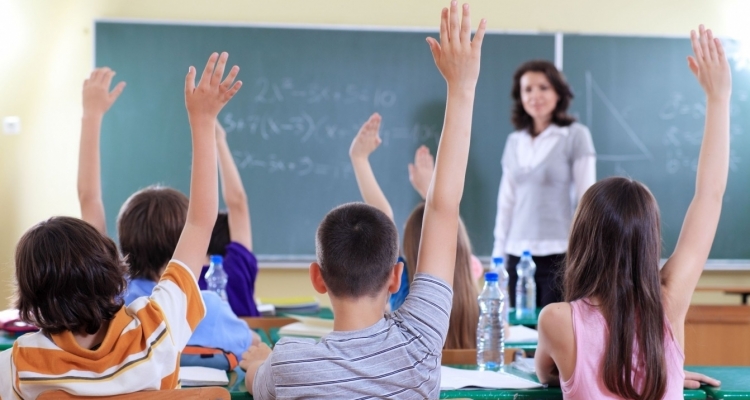Elevii din clasa a VII-a încă nu au manuale școlare